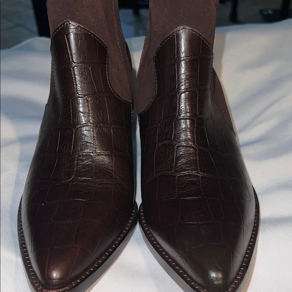 AD & Daughters Chic Dark Brown Croc-Embossed Ankle Booties New Size 8.5
